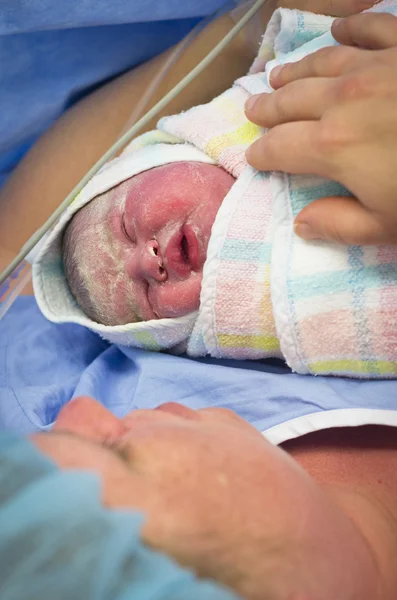 Νέα γεννηθεί νεογέννητο κοριτσάκι στη μητέρα — Φωτογραφία Αρχείου