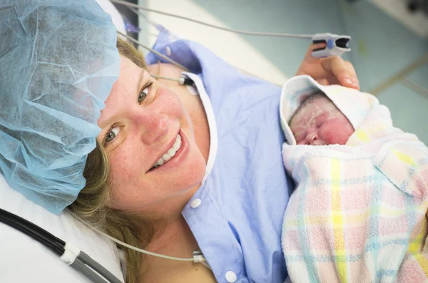 Gelukkig moeder met pasgeboren dochter — Stockfoto