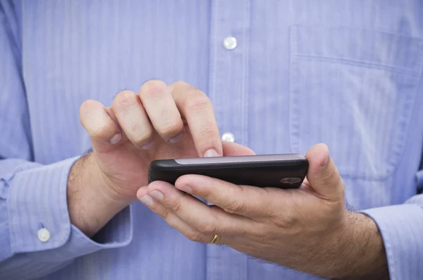 Casual zakenman werkt een touchscreen smartphone 2 Rechtenvrije Stockfoto's