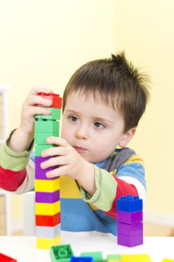 genç çocuk bir kule bloklar bağlanma oluşturur