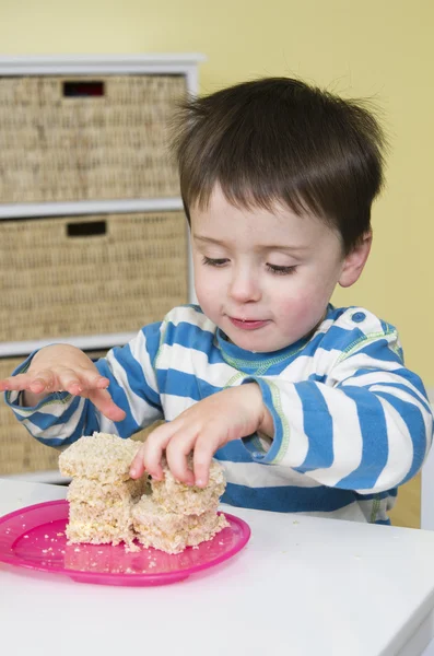 Toddler stacks his sandwiches — Stock Photo, Image