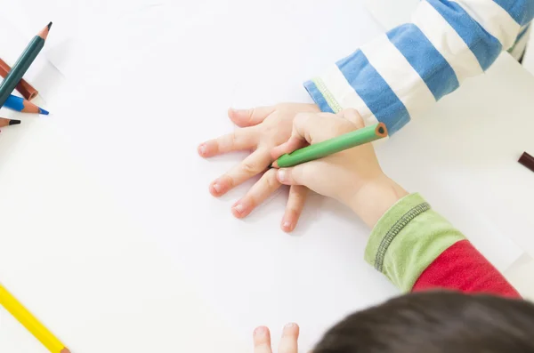 One child draws the around the hand of another — Stock Photo, Image