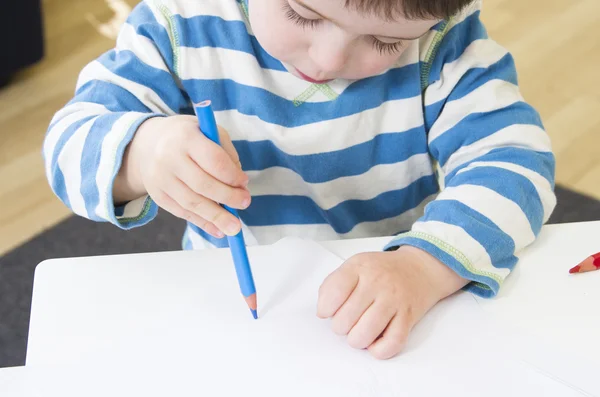 Toddler drawing with a poor pencil grip — Stock Photo, Image