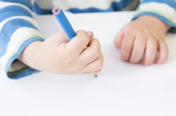 Toddler demonstrates a poor pencil grip — Stock Photo, Image