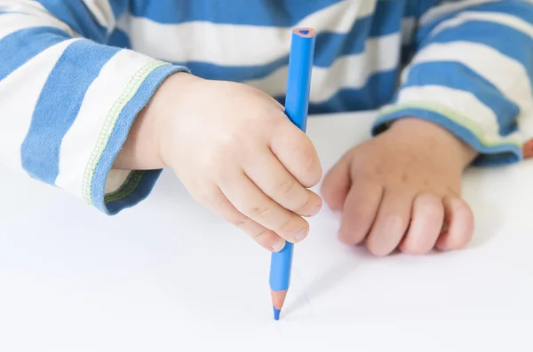 Niño dibuja con un apretón de lápiz pobre — Foto de Stock