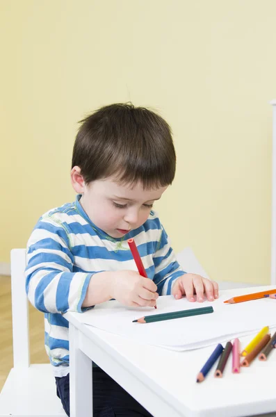 El niño se concentra mientras dibuja — Foto de Stock