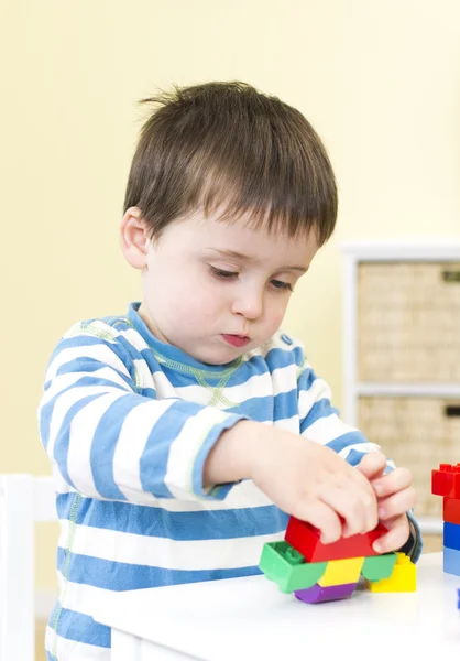 Toddler plays with connecting blocks — Stock Photo, Image