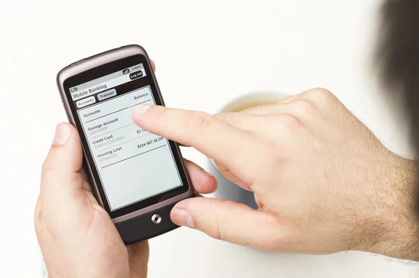 Člověk kontroluje mobilní bankovnictví podrobnosti o smartphone — Stock fotografie