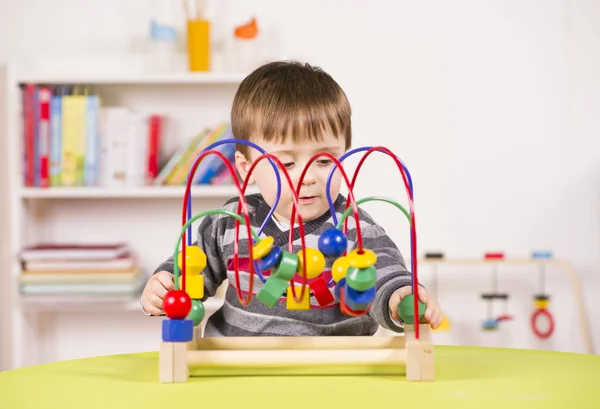 zorlu bir oyuncakla oynamak toddler