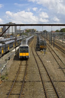 yüksek dikey görünüm ile bir yaklaşan tren