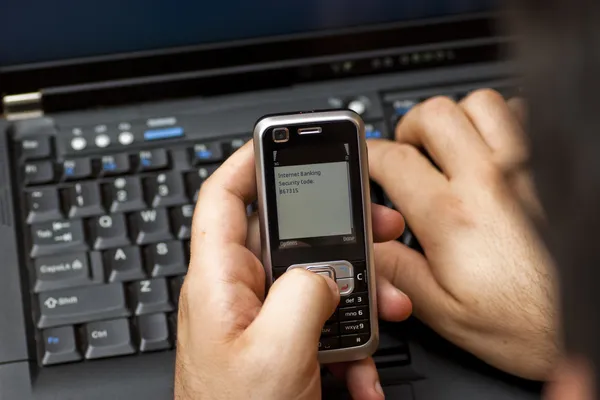 Internet Banking biztonsági kódot SMS-ben kézbesített — Stock Fotó