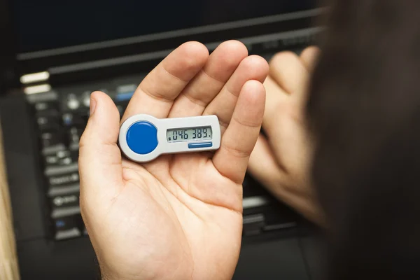 iki faktör kimlik doğrulama belirteci kullanarak oturum açma