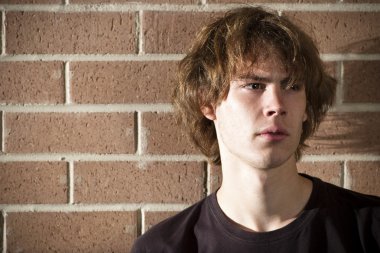 duvarın önünde genç adam