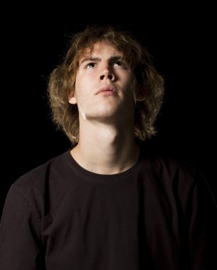 genç adam yukarı doğru görünüyor