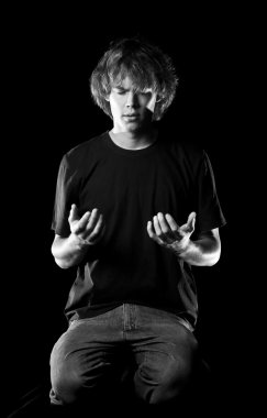 gencin namaz diz çöker.