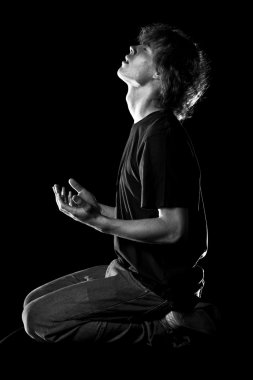 dua delikanlı bakar