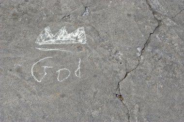 betona karalanmış Tanrı