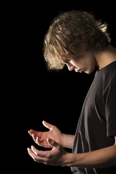 Joven en oración con las manos ahuecadas — Foto de Stock