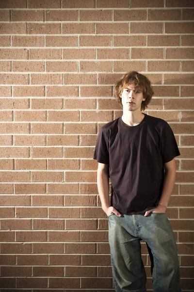 genç adamın elleri ceplerinde duran