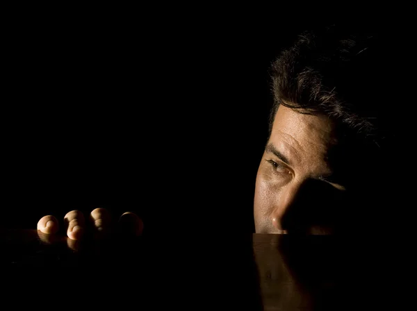 adam yan bakışları