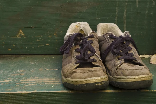 eski ayakkabıları geri adım