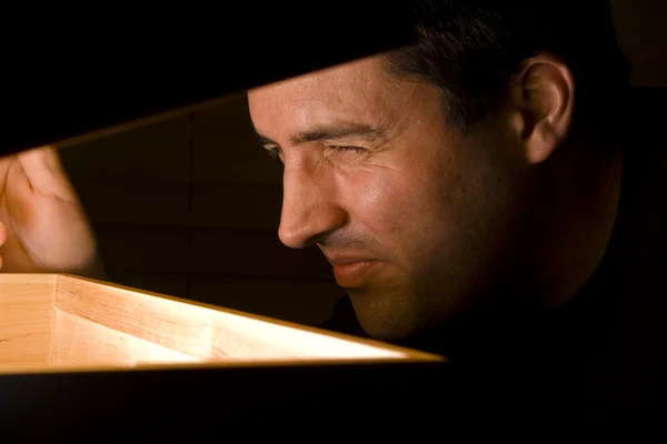 Man squints at a discovery — Stock Photo, Image