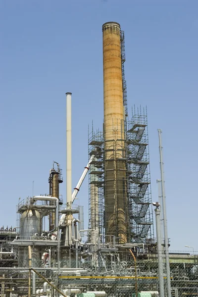 Antigua torre en una refinería de petróleo — Foto de Stock
