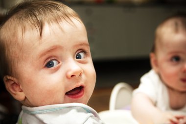 İkiz çocuk açar ve gülümser