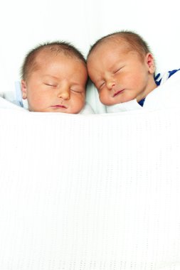 İkiz erkek yan yana yatmak