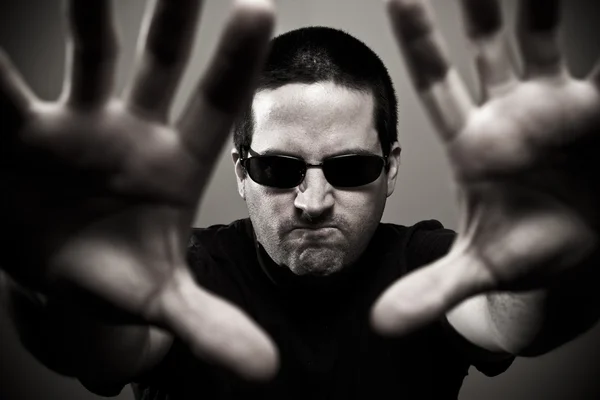 kızgın goril ileri ulaşır