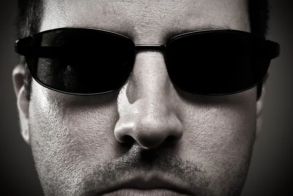 Mann mit Sonnenbrille, Nahaufnahme — Stockfoto