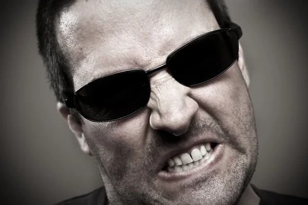 kızgın, öfkeli bir adam