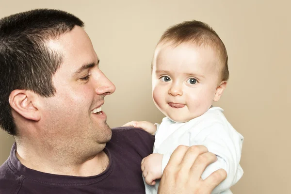 Apa és fia-pimasz mosollyal — Stock Fotó