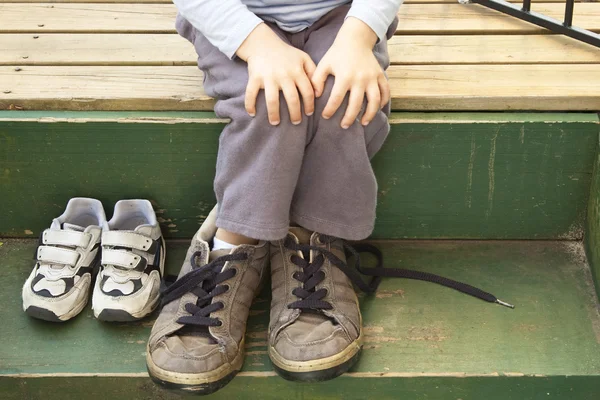 Jongen probeert op Papa — Stockfoto