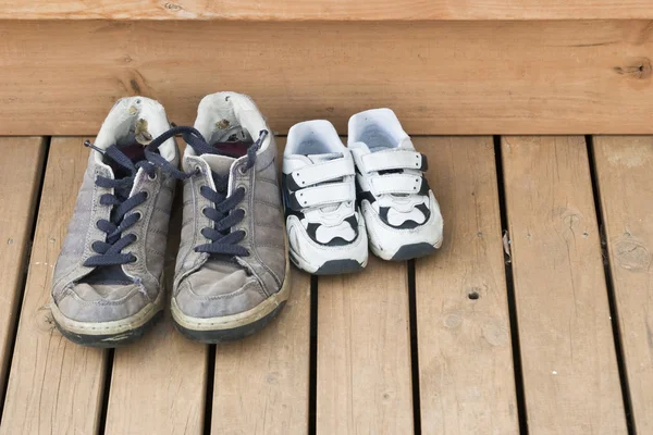 Große und kleine Schuhe auf dem Rückdeck — Stockfoto