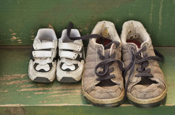 Große und kleine Schuhe auf der Rückbank — Stockfoto