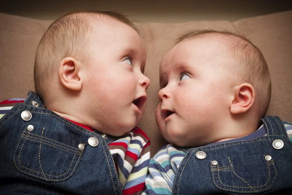 Twin meninos olhando uns para os outros — Fotografia de Stock