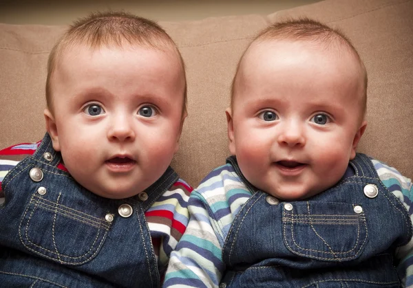 Twin ragazzi in tuta intera — Foto Stock