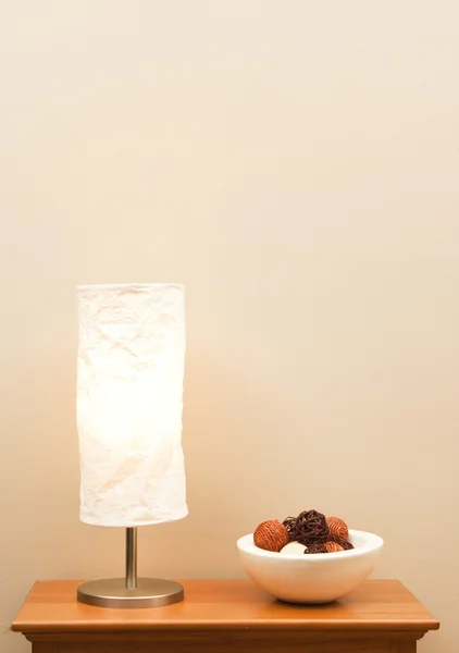 Lamp en kom op tafel — Stockfoto