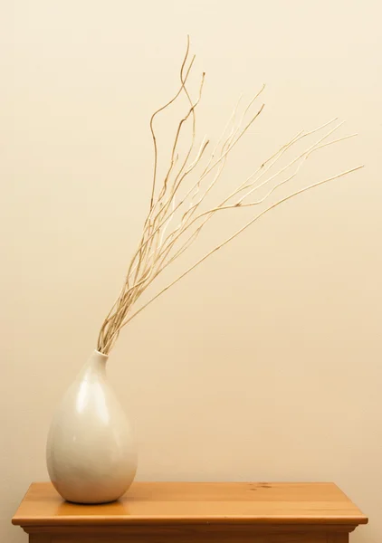 Váza s klacky na stole — Stock fotografie