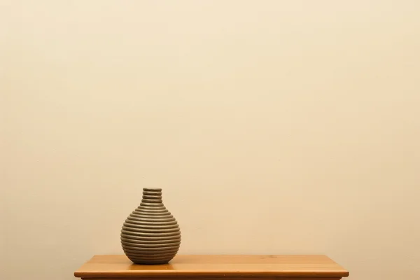 küçük masada dizili kısa vazo