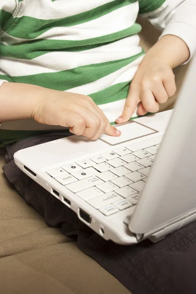 Fiatal fiú alkalmazza a touchpad Netbook — Stock Fotó