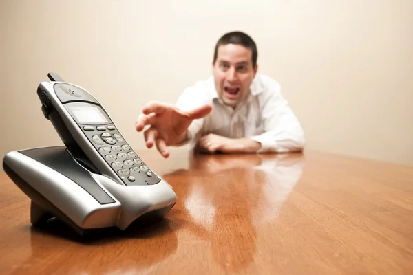 Homem louco chegando para o telefone — Fotografia de Stock