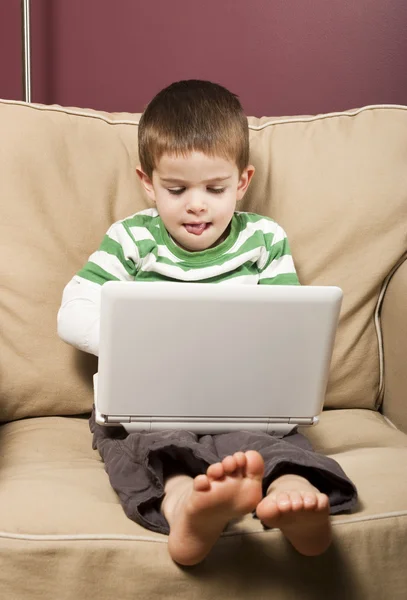 Genç çocuk bir netbook bilgisayar kullanma — Stok fotoğraf