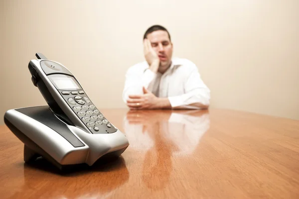 El hombre aburrido espera el teléfono — Foto de Stock