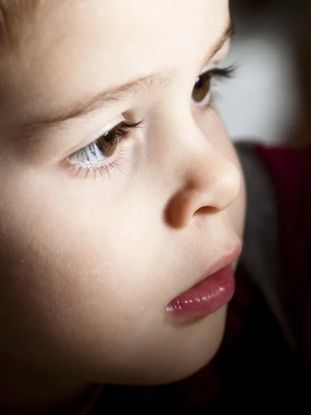 Jongen op zoek uit een raam — Stockfoto