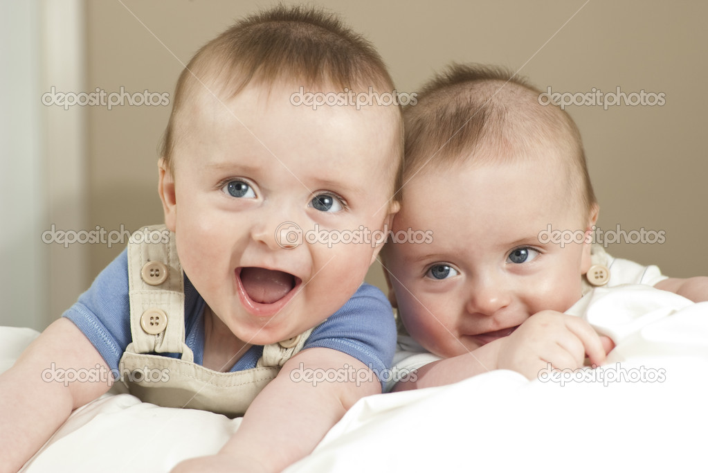 Twin boys laughing and sming