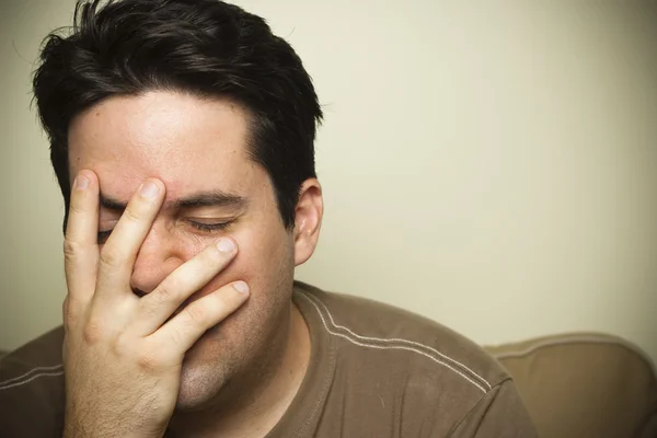 adamın yüzünü acı içinde tutar.