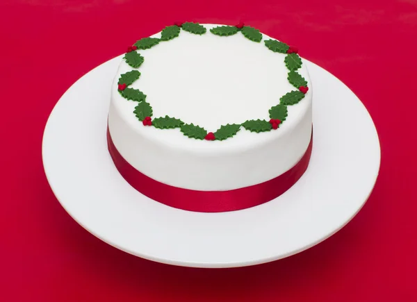 Kırmızı bir arka plan üzerinde Noel kek — Stok fotoğraf