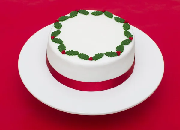 Bolo de Natal em um fundo vermelho — Fotografia de Stock